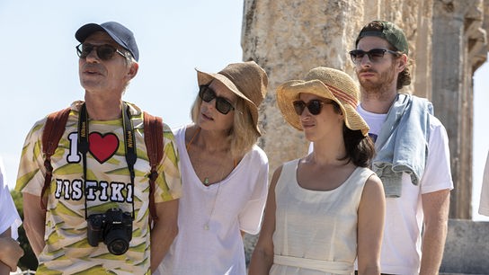 © Foto: ORF/Happy Entertainment/Céline Nieszawer Vier Personen in touristischer Kleidung vor einer antiken Ruine mit Blick in die gleiche Richtung.