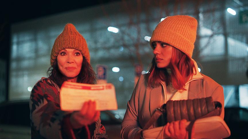 Im Bild: Iris Berben (Marianne), Nilam Farooq (Tiana).