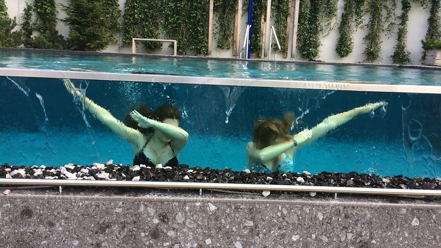 © Petra Macher 2 Mädels, die unter Wasser einen DAB zeigen. (Petra Macher)