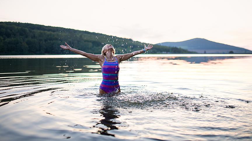 © Colourbox Eine Frau badet im See.