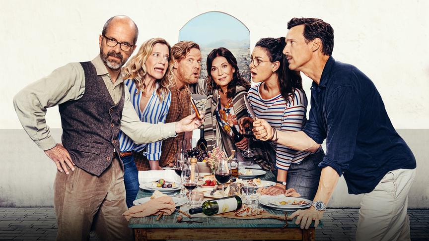 Im Bild: Christoph Maria Herbst (Stephan), Caroline Peters (Elisabeth), Justus von Dohnányi (René), Iris Berben (Dorothea), Janina Uhse (Anna), Florian David Fitz (Thomas).
