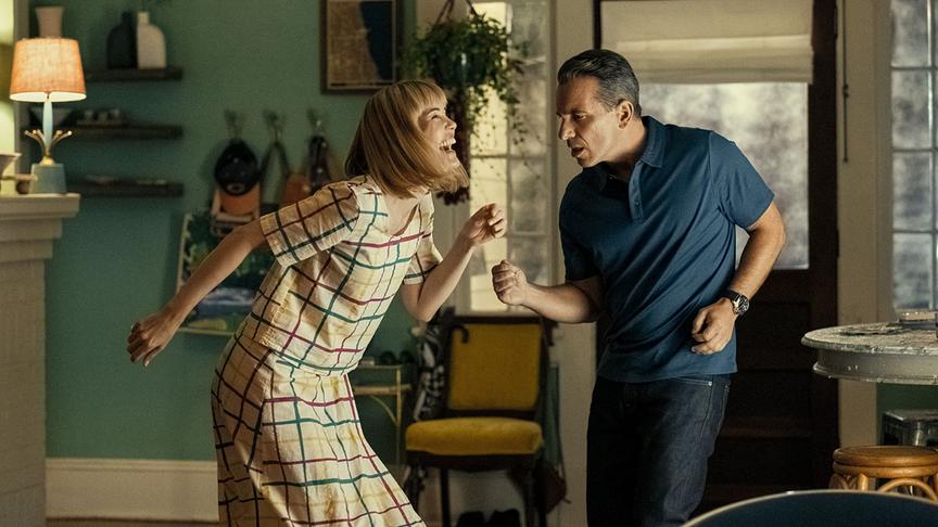 Im Bild: Leslie Bibb (Ellie), Sebastian Maniscalco (Sebastian).