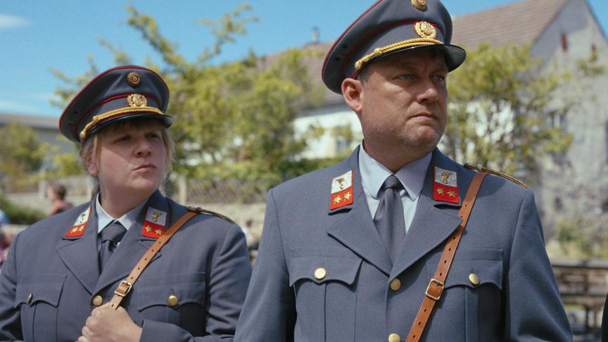 [Teil1] Im Bild: Stefanie Reinsperger (Polizistin Gerti), Erol Nowak (Polizist Hannes).