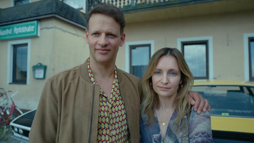 [Teil1] Im Bild: David Miesmer (Kevin), Sabrina Reiter (Babs Tschach).