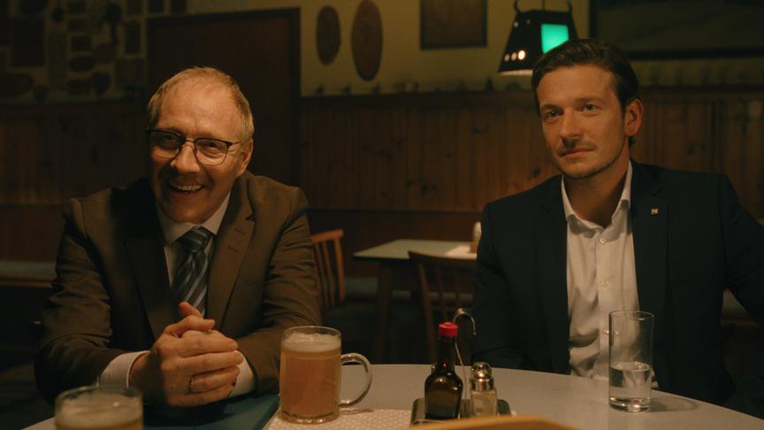 [Teil1] Im Bild (v.li.): Simon Schwarz (Katzlbrunner), Stefan Gorski (Sigmund).