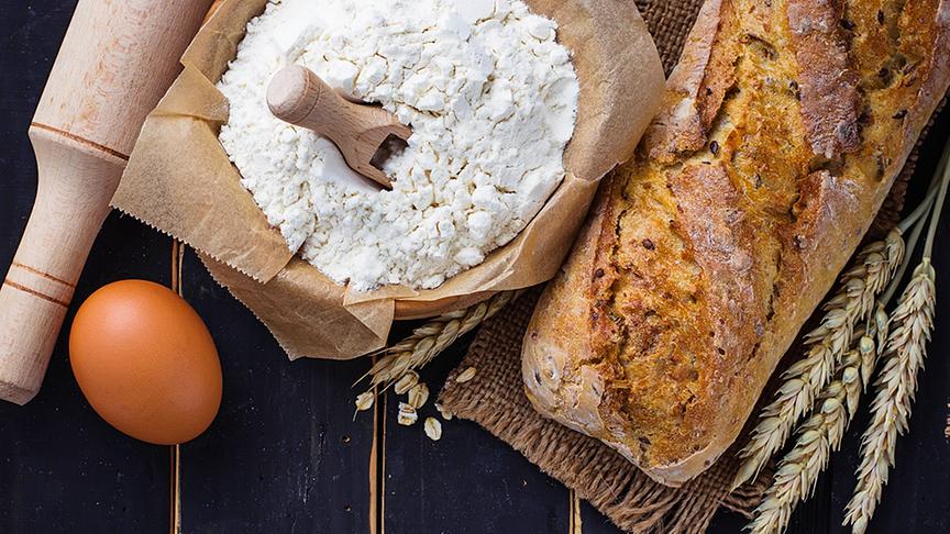 © Colourbox Nudelwalker, Ei, Mehl und frisch gebackenes brot.
