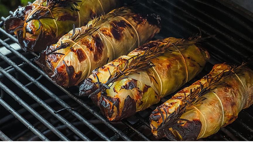 Kohlrouladen auf einem Grill