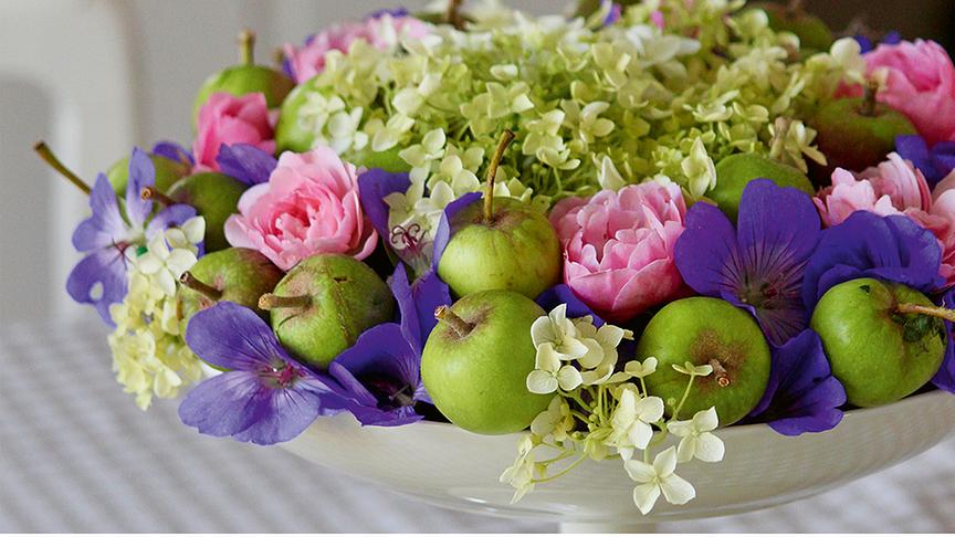 Sommerkranz mit verschiedenen Blüten und kleinen Äpfeln.