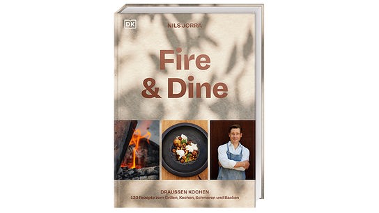 Buchcover von Fire & Dine bestehend auf einem Hintergrundbild, das eine beige Außenwand mit Schatten darstellt und davor drei kleinere Fotos von einer Feuerstelle, einem Gericht und dem Koch.
