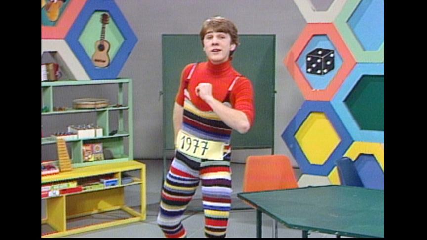 Im Bild: Christoph Waltz in der ORF Kindersendung Am Dam Des im Jahre 1977. Es ist sein erster Fernsehauftritt. Seine Musikalität wird im Laufe seiner Karriere immer wieder hervordrängen.
