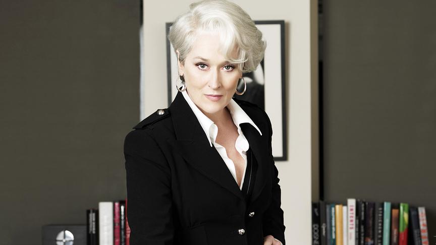 Frau mit kurzen grauen Haaren und bestimmtem Gesichtsausdruck