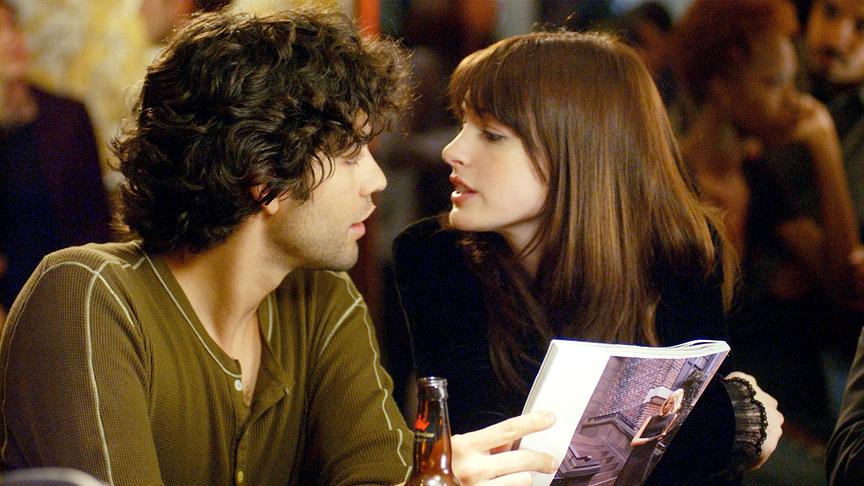 Mann und Frau blicken sich in einer Bar gegenseitig in die Augen