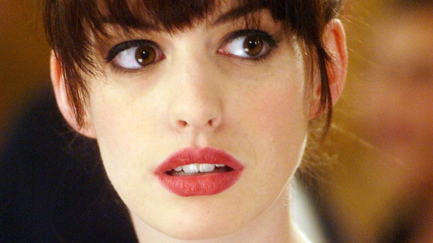 Eine Frau blickt mit großen Augen und offenem Mund auf etwas