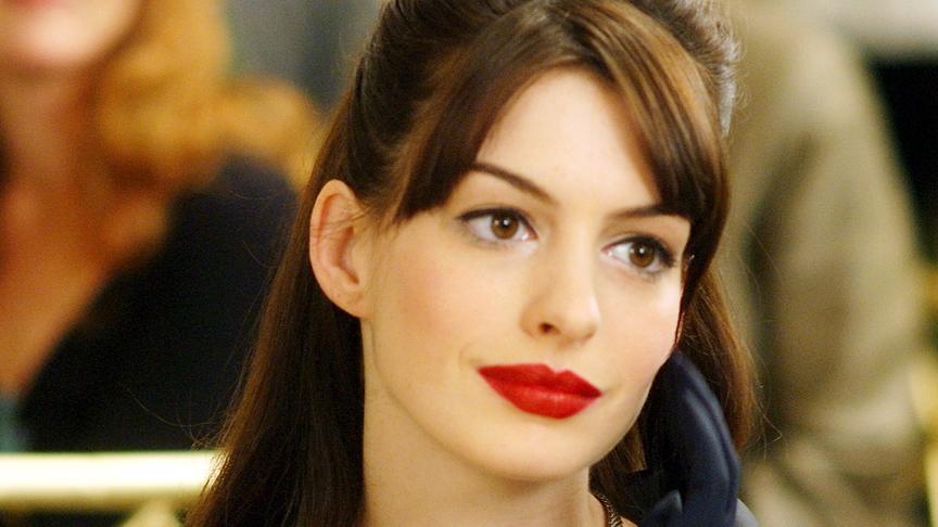 Frau mit rotem Lippenstift