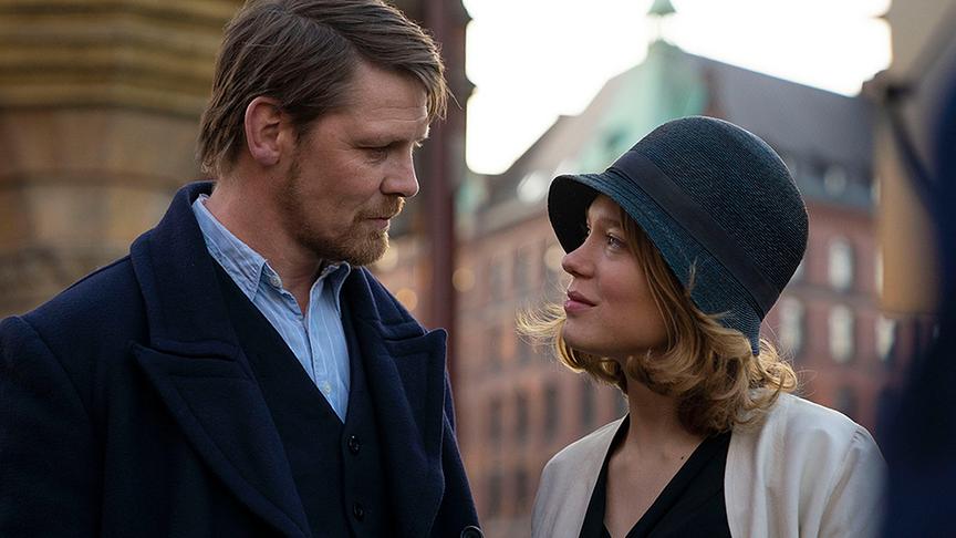 © ©Alamodefilm Schiffskapitän Jacob (Gijs Naber) mit Lizzy (Léa Seydoux).