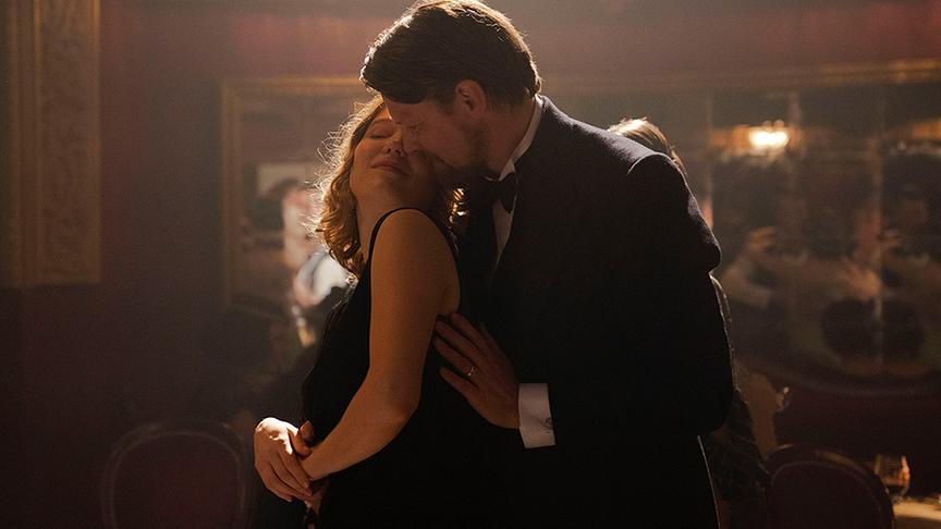 © ©Alamodefilm Schiffskapitän Jacob (Gijs Naber) mit Lizzy (Léa Seydoux).
