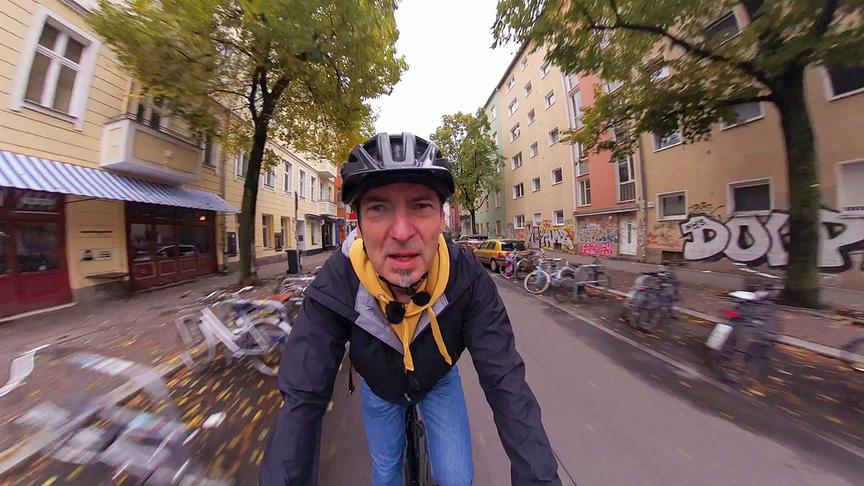 Im Bild: Experiment in Berlin: Joachim Schüring wagt sich mit Messgeräten in den Verkehrsdschungel.