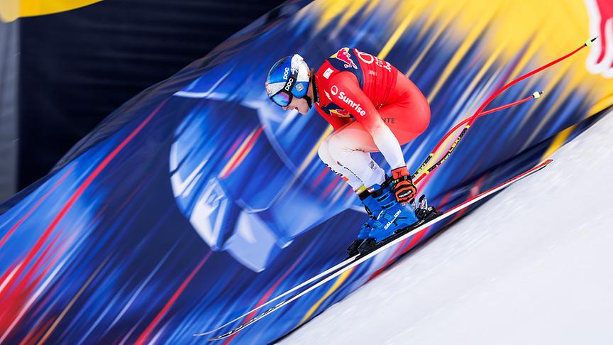 Filmszene aus "Downhill Skiers"