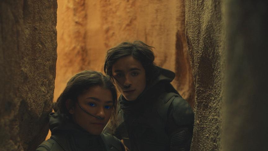 Im Bild: Chani (Zendaya) und Paul (Timothée Chalamet) auf der Flucht vor den Harkonnens.