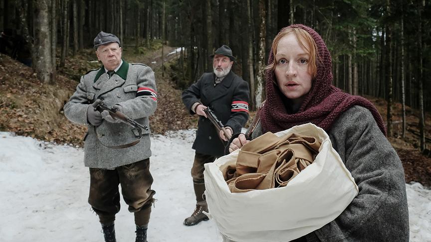 © ORF/Mona Film/Bernd Schuller Im Bild: Peter Lerchbaumer (Feldgendarm Schuchlenz, li.), Brigitte Hobmeier (Elsa Mitterjäger).