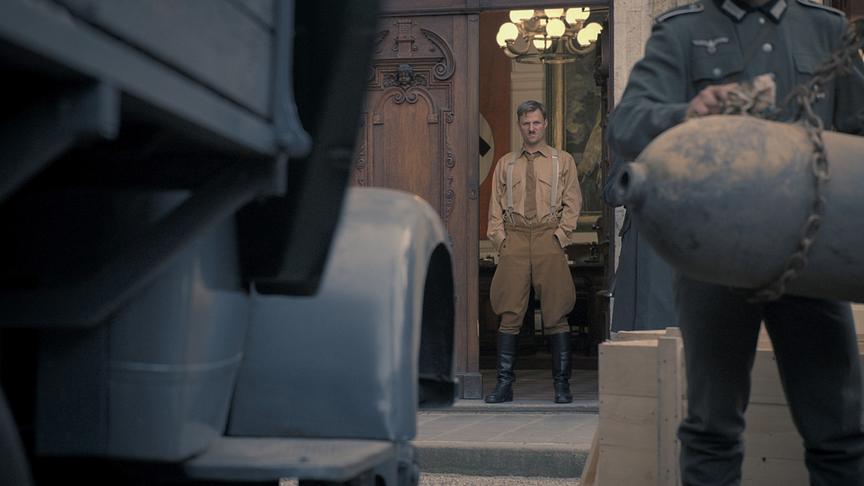 © ORF/Mona Film/Bernd Schuller Im Bild: August Eigruber (Philipp Hochmair) beobachtet das Verladen der Bomben.