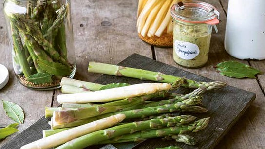 © Styria Verlag Eingemachter Spargel und Spargelpaste im Glas.