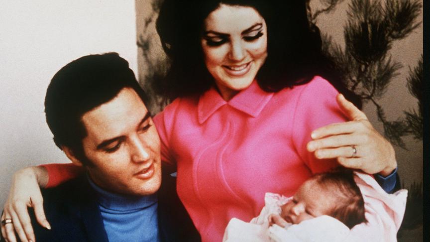 Elvis Presley mit seiner Ehefrau Priscilla und Tochter Lisa Marie.