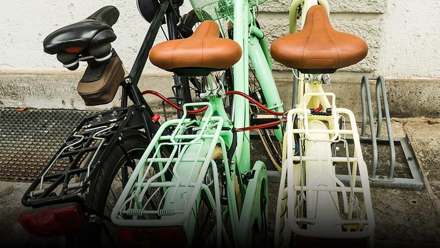 Drei Fahrräder in den Farben schwarz, grün und weiß