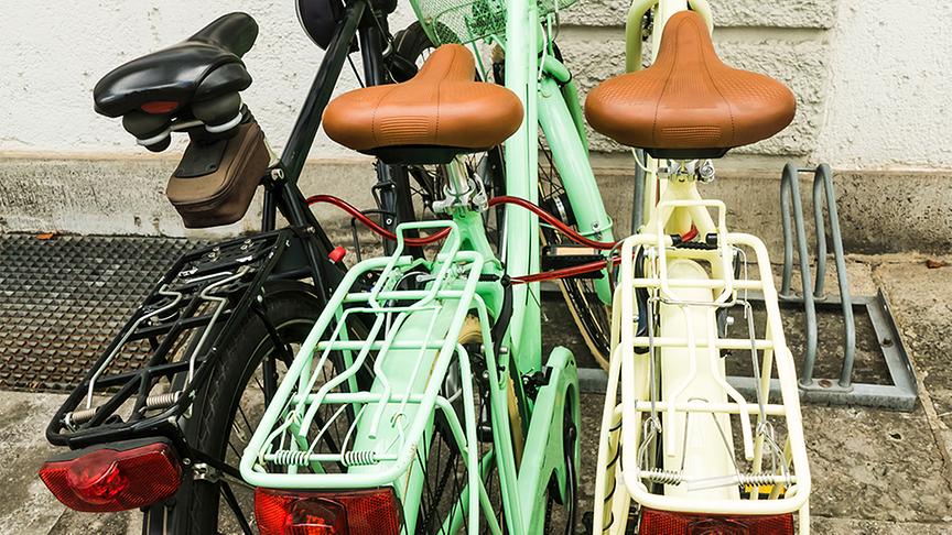 Drei Fahrräder in den Farben schwarz, grün und weiß