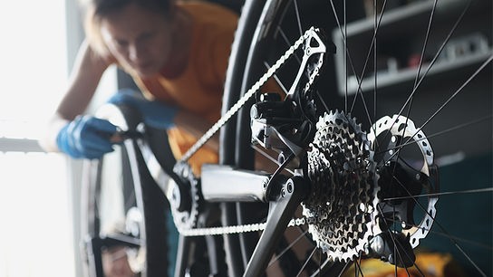 Eine Fahrradkette wird geölt