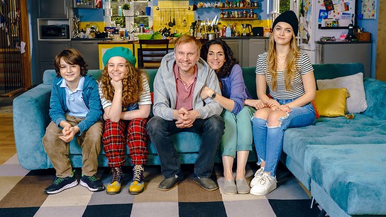 © ORF/Interspot/Jürgen Hammerschmid Im Bild (v.li.): Leopold Pallua (Lukas), Alice Prosser (Hannah), Robert Stadlober (Andi), Katrin Lux (Dani), Lucy Gartner (Céline).