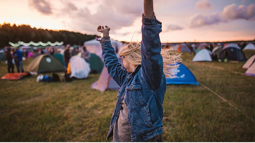 Frau auf einem Campingplatz tanzend