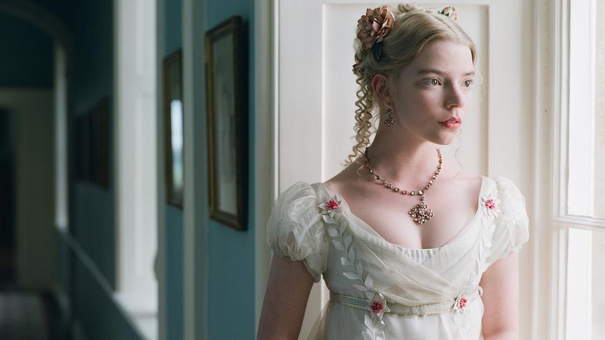 Eine Frau blickt aus dem Fenster.