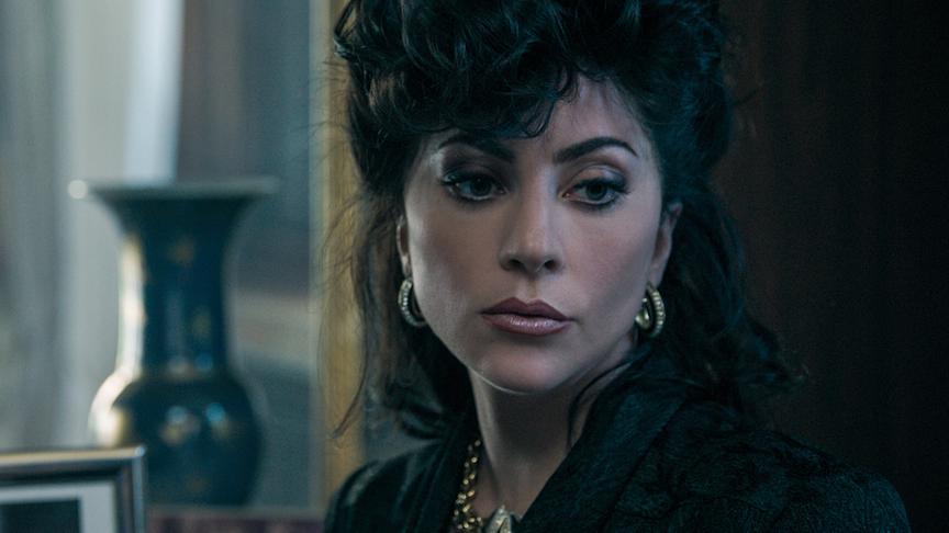 Frau in dunkler Kleidung mit betrübtem Blick