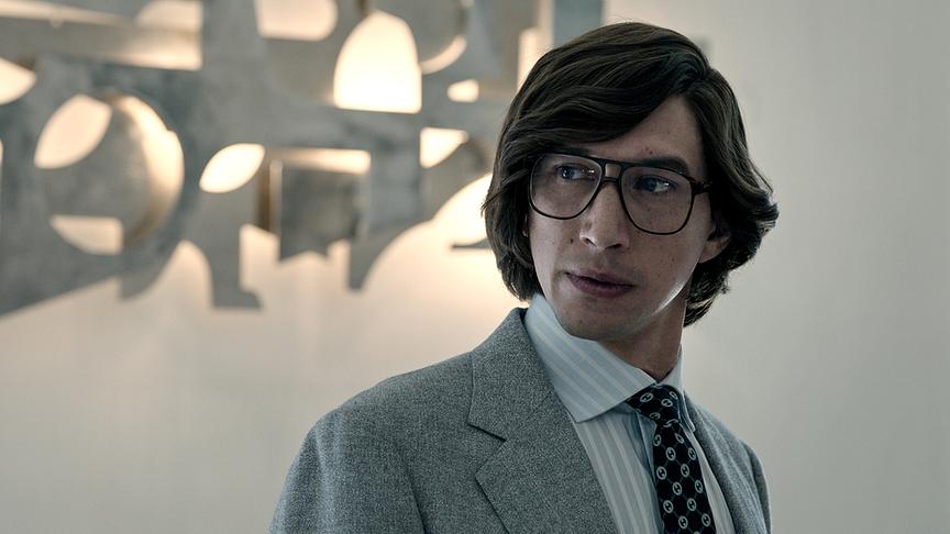 Ein Mann im Anzug mit Brille