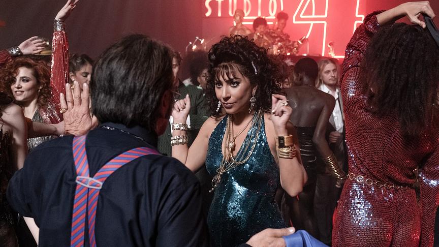 Eine Frau tanzend in einem Club, ihr gegenüber ein Mann