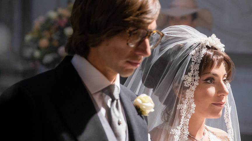 Braut und Bräutigam nebeneinander stehend