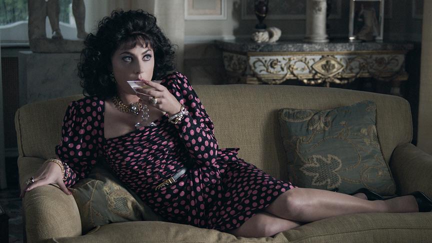 Eine Frau auf einem Sofa liegend