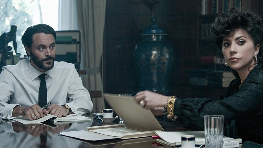 Eine Frau und ein Mann an einem Tisch, auf dem Dokumente liegen