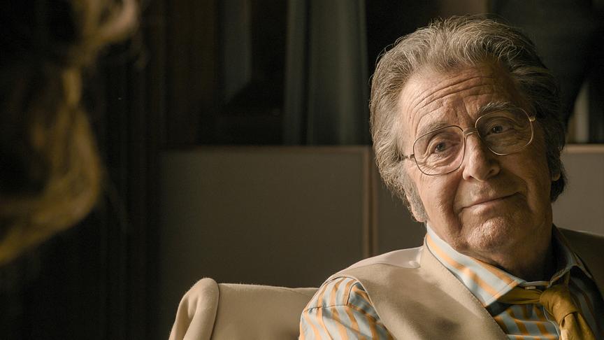 Ein älter aussehender Mann sitzend