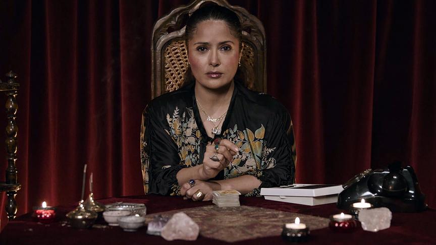 Frau an einem Tisch mit erleuchteten Kerzen