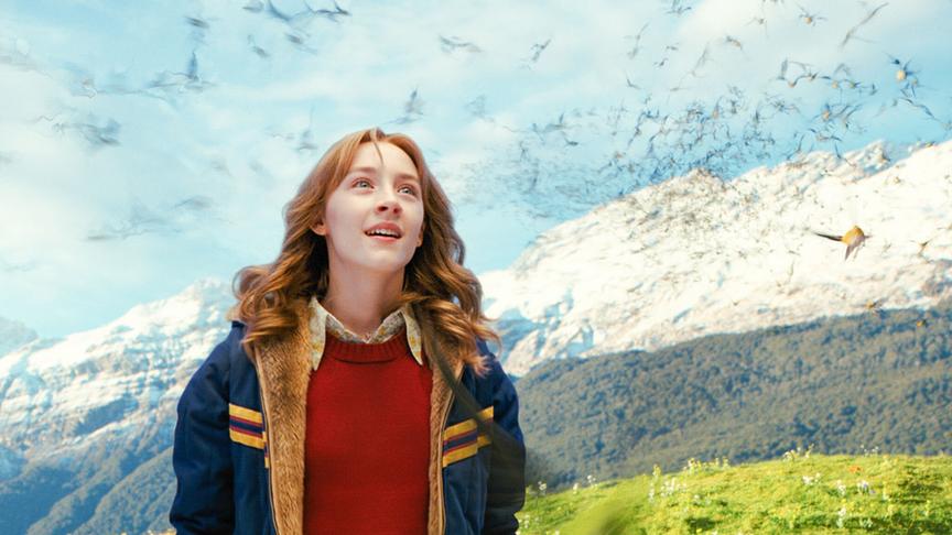 Mädchen in heller Stimmung beobachtet etwas.