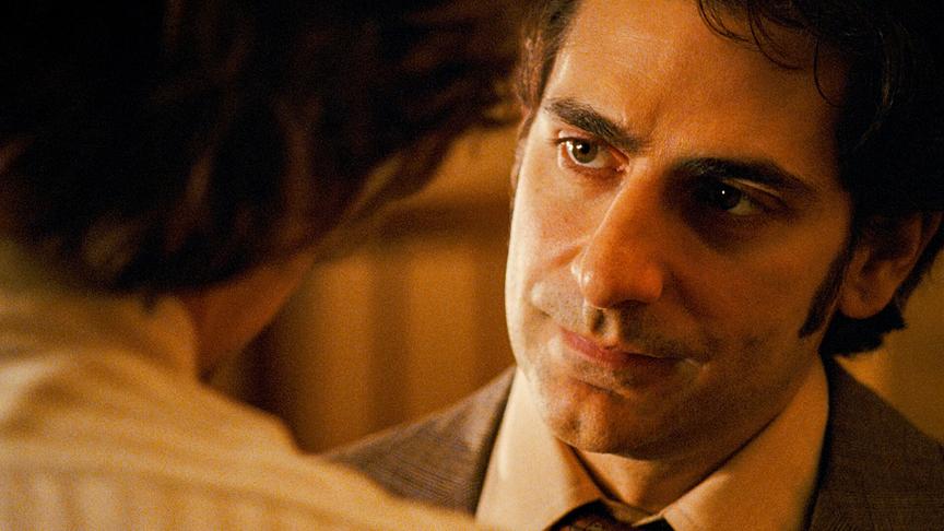 Zwei Männer blicken sich gegenseitig an.