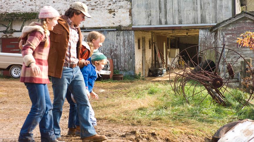 Mann mit Kindern, alle schauen erschrocken.