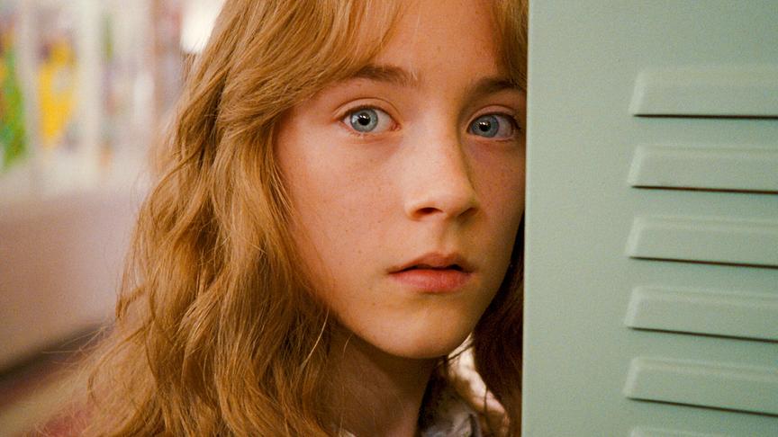 Mädchen neben geöffneter Spindtür.