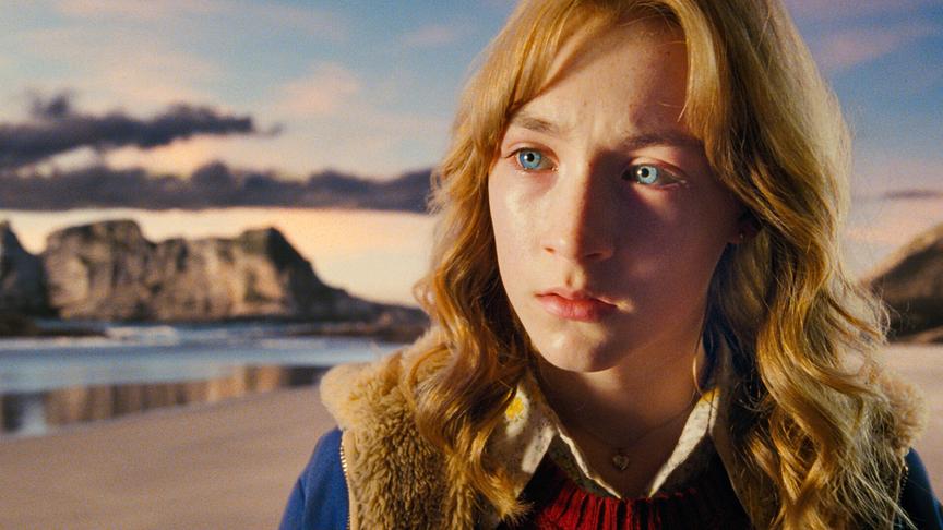 Mädchen mit leuchtend blauen Augen am Strand.