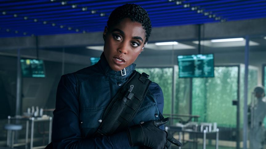 Eine Frau in einem modernen Raum.