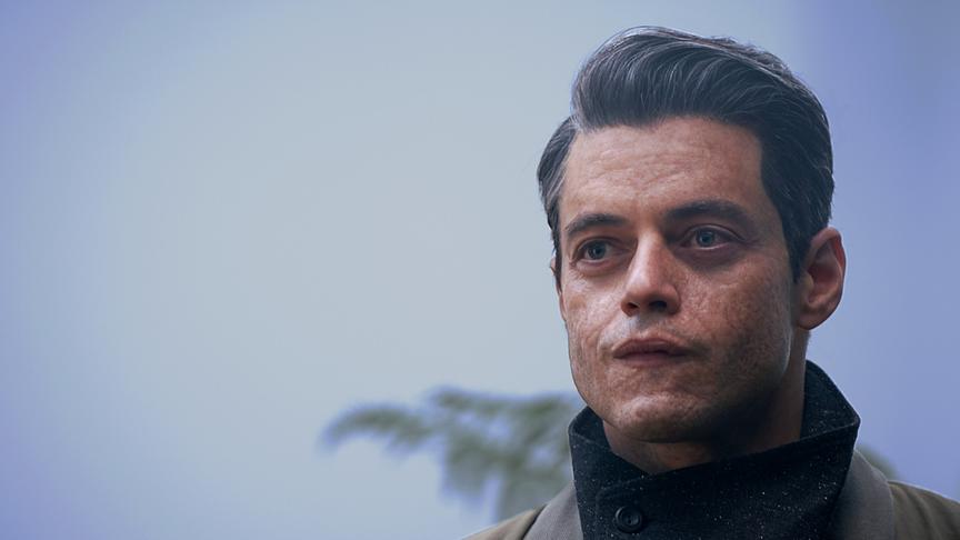 Mann mit melierten Haaren und faltigem, gegerbten Gesicht.