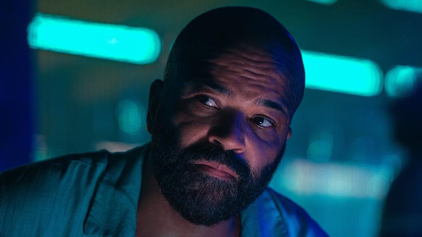 Ein Mann mit Bart und Strinfalten blickt zu seiner Rechten