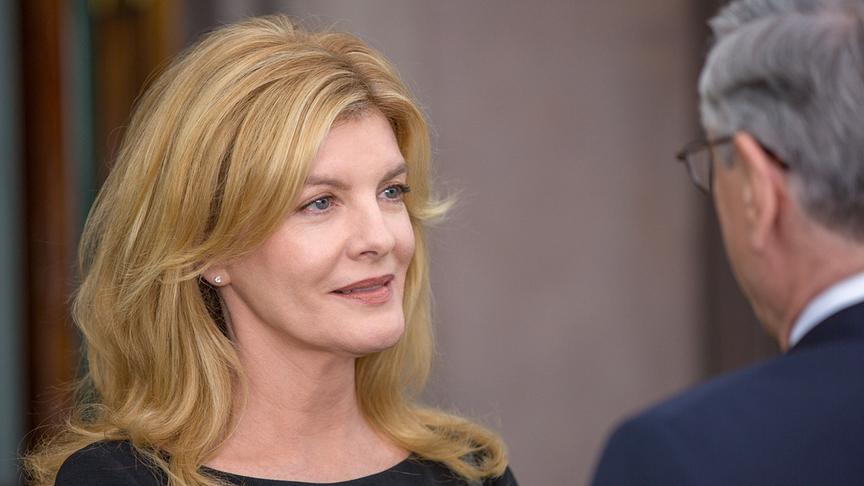 Eine Frau schaut einen ihr gegenüberstehenden Mann an